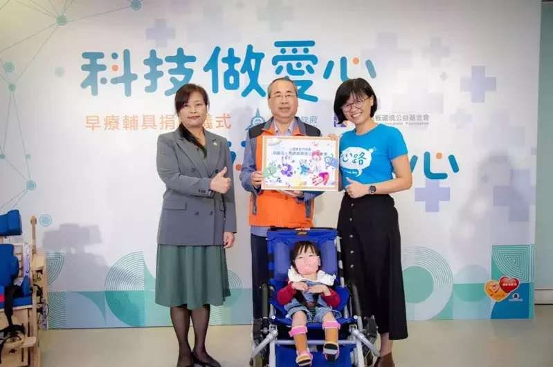竹市兒童日間服務中心主任 楊玉玲（右）及姍姍（前）致贈孩子畫作感謝董事長 陳正雄。。