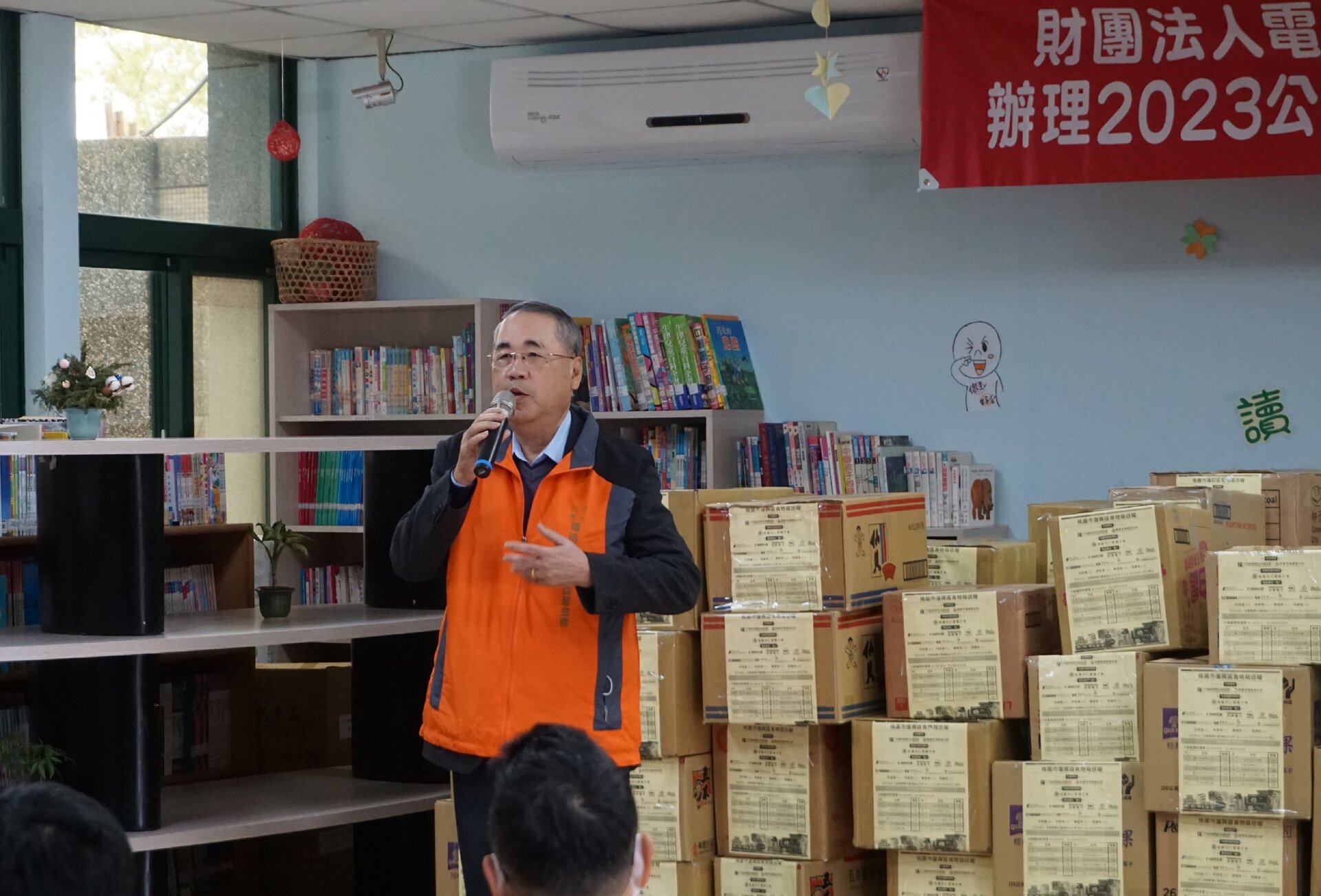 TPCF 陳正雄董事長代表TPCF捐贈食物箱予新北市社會局。