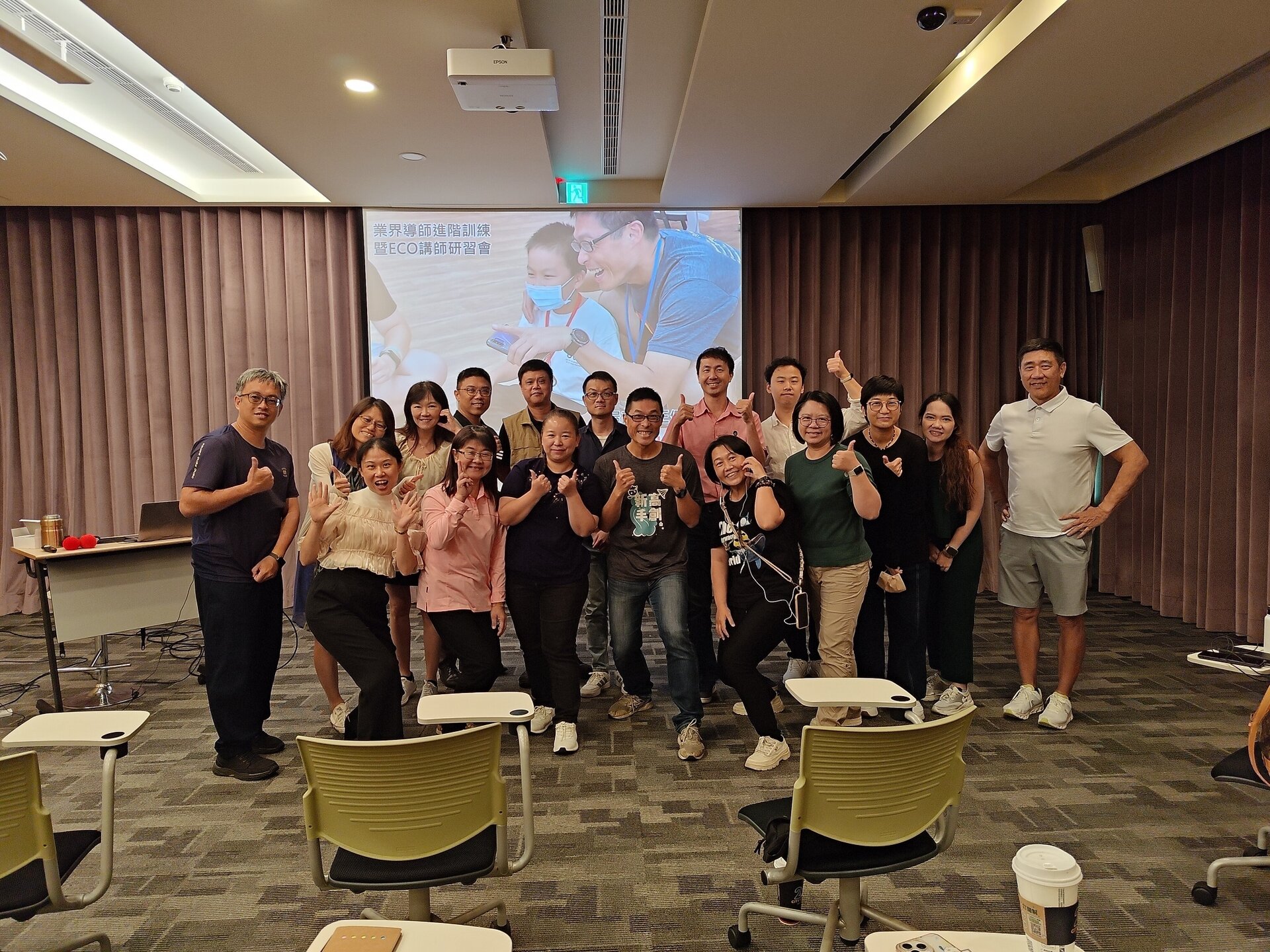 巴迪老師與活動參加者合影