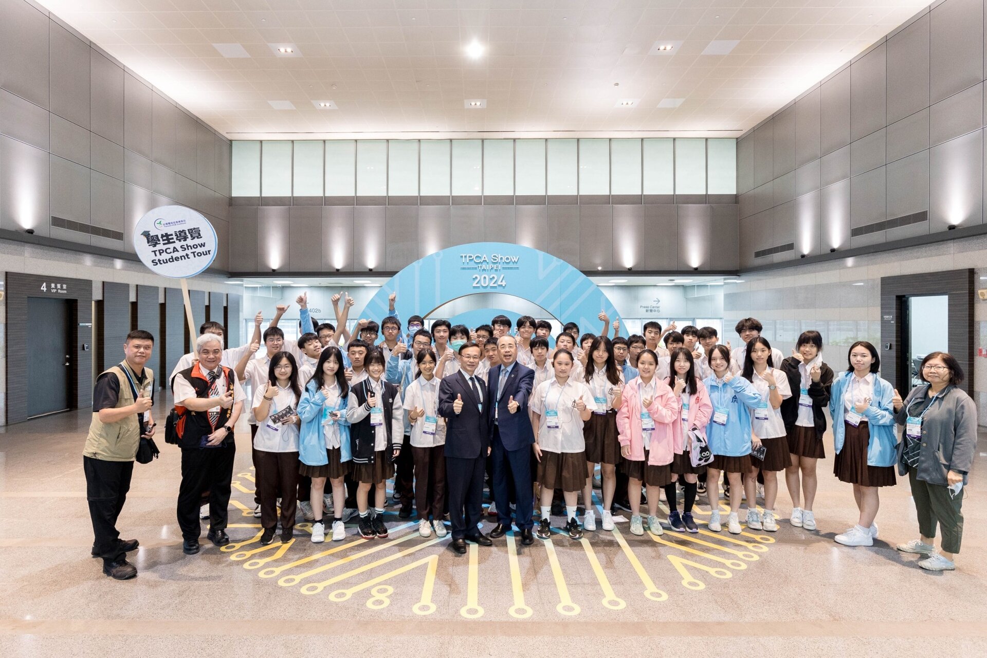 基金會董事長 陳正雄與台北市內湖高中參訪團合影。