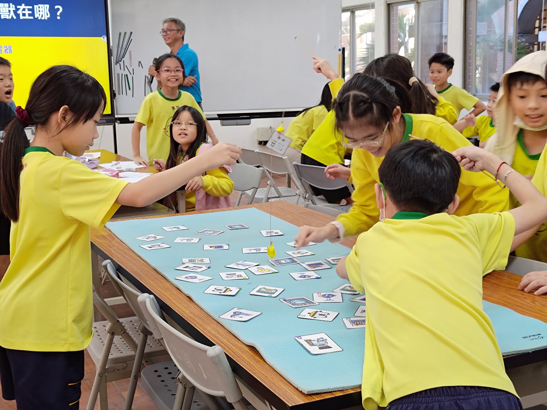 新竹市舊社國小學生在遊戲情境中學習