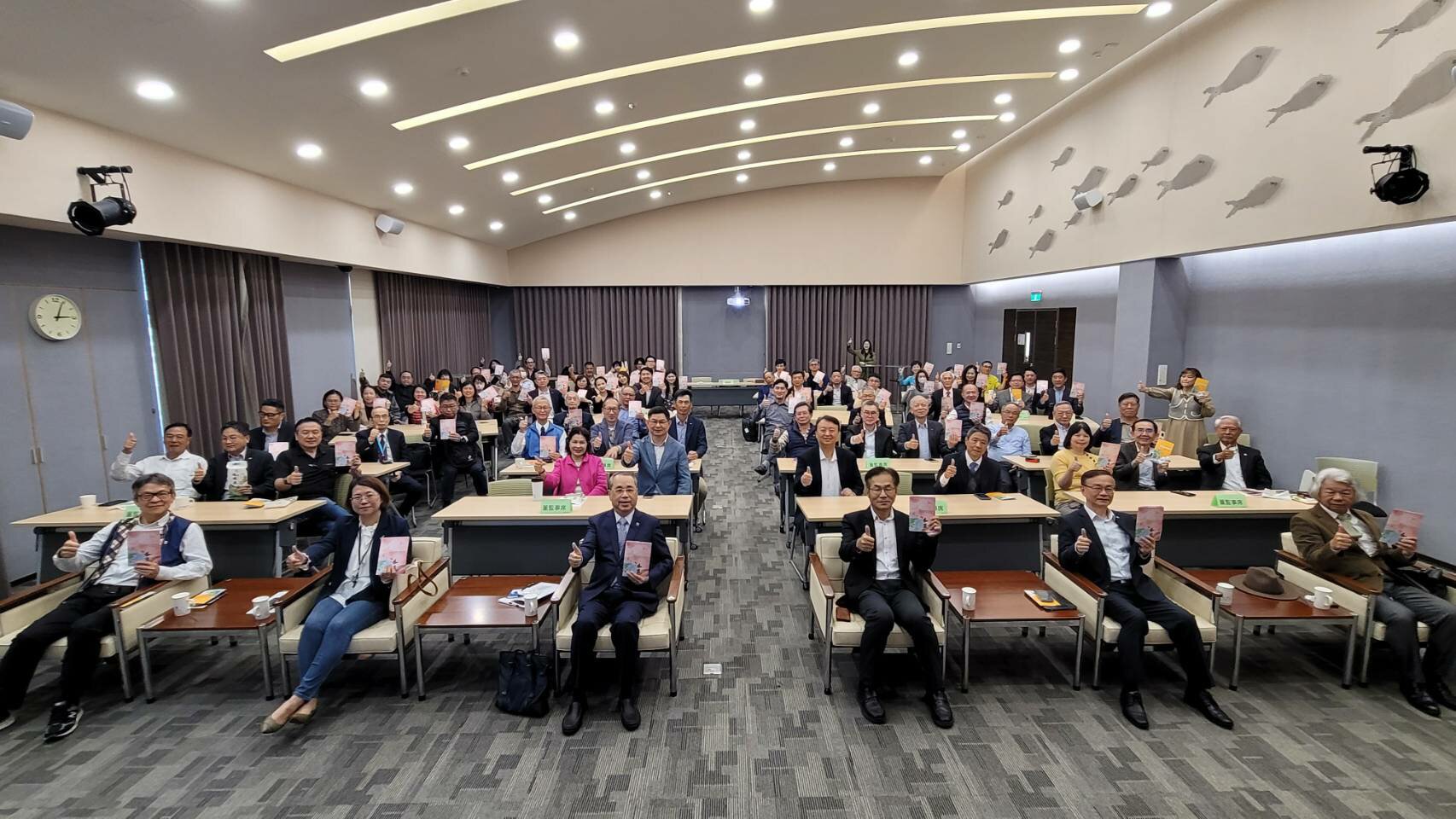 成立歡慶全體參加者合影