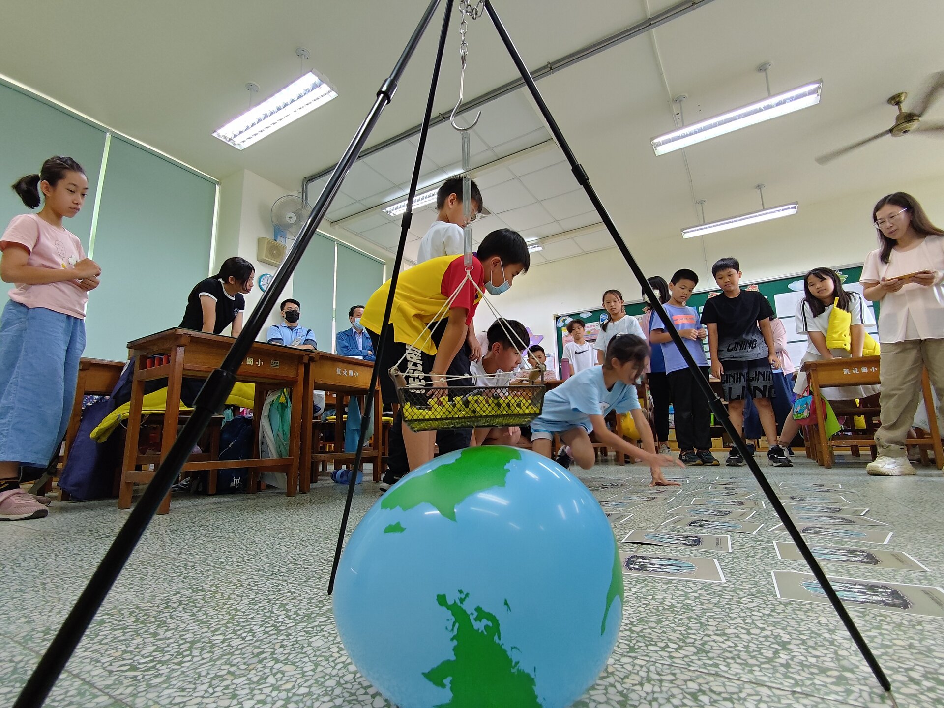 企業志工前往校園觀摩教學