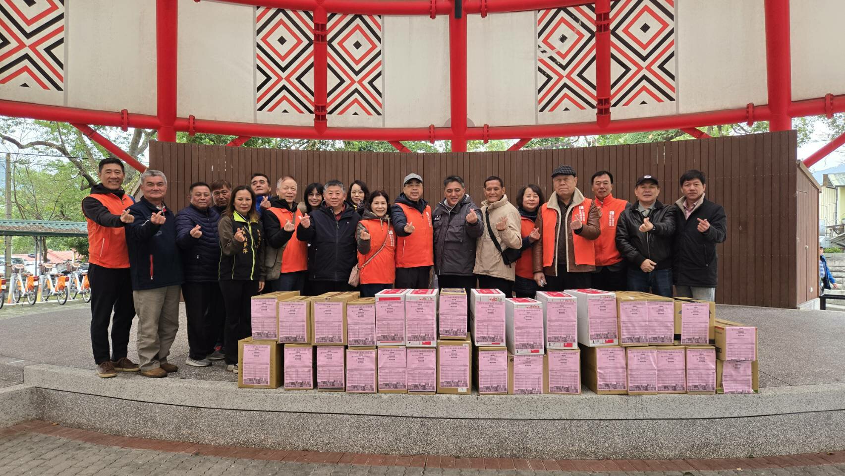 董事長陳正雄率團由復興區公所區長代表受贈。