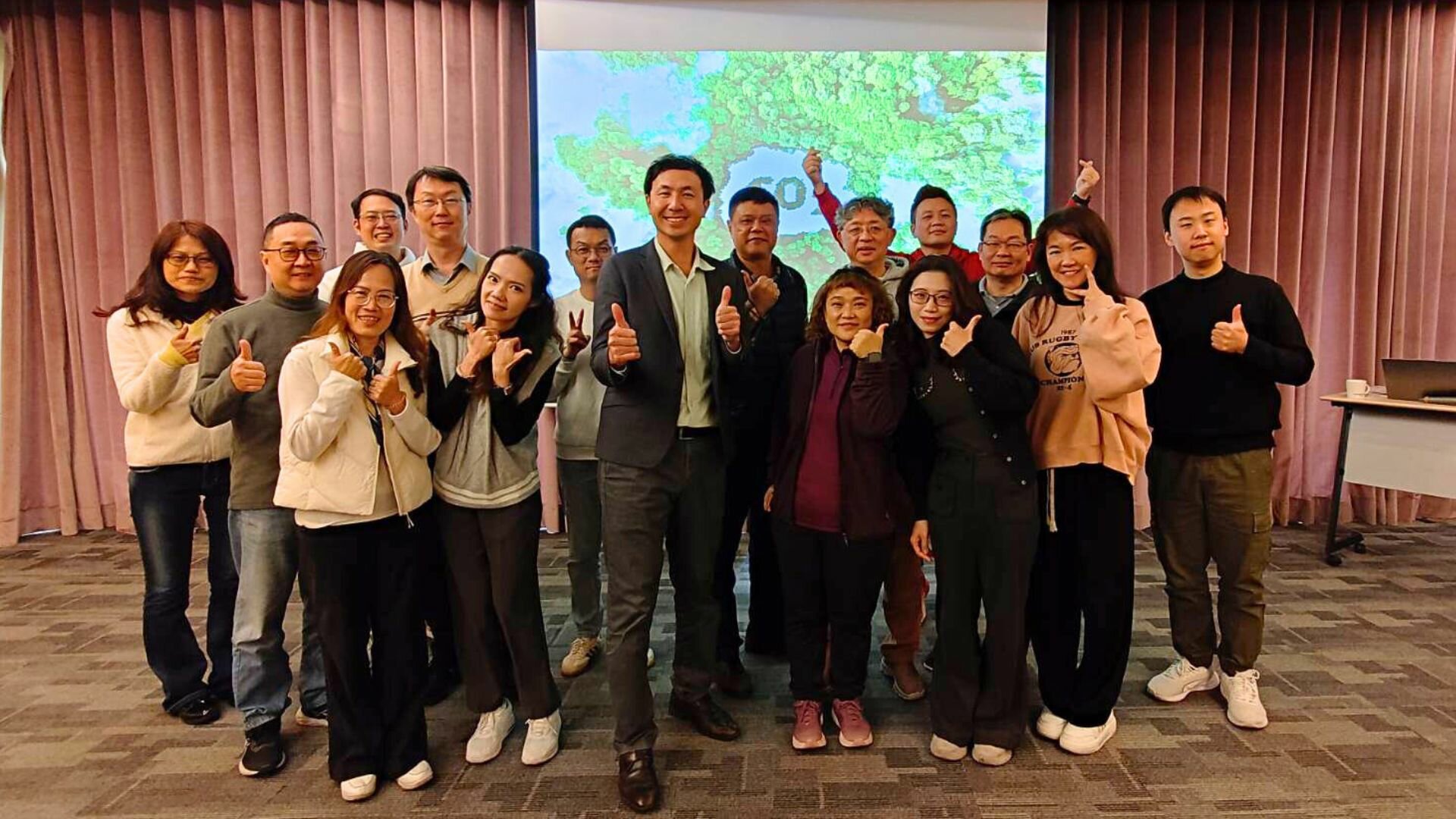 董事長陳正雄率團由復興區公所區長代表受贈。