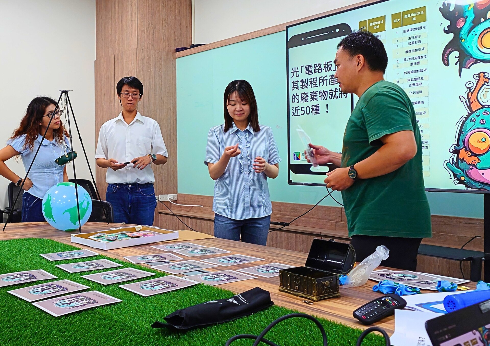 群翊志工拆解巨型手機模型與教具實操